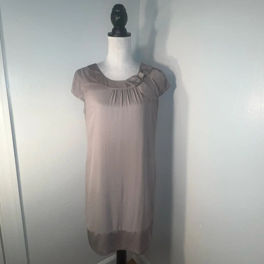 H&M , 8 midi, mauve, caplet sleeves, neckline‎ ribbed asymmetrical bow tie.